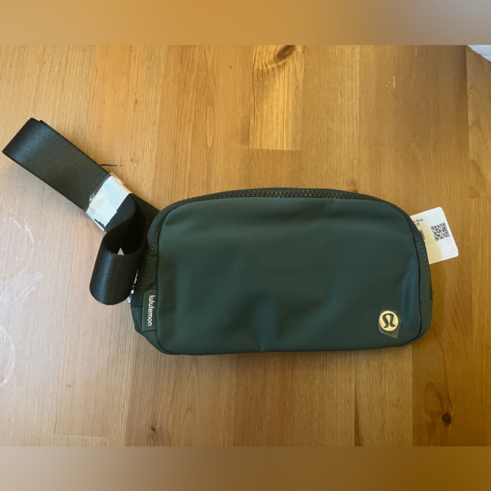 Lululemon Everywhere Belt Bag, NWT, green